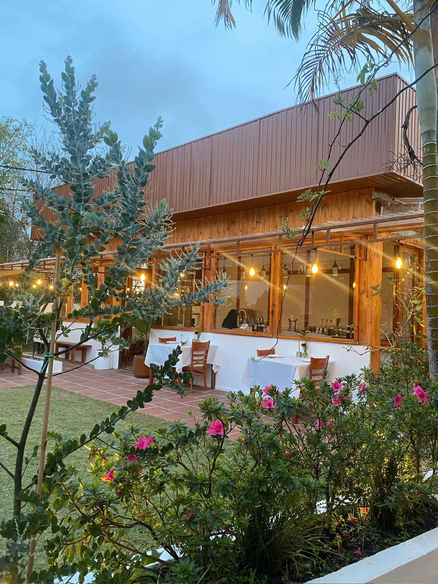 Photo of a study hall with wooden tables and chairs.